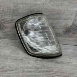Указатель поворота правый MERCEDES W124 (85-93г) E124 (93-95г) БЕЛ