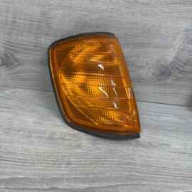 Указатель поворота правый MERCEDES W124 (85-93г) E124 (93-95г) ЖЕЛТ